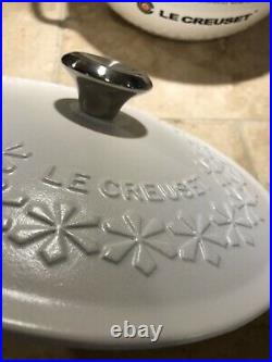 #22 Cotton LE CREUSET 2 Quart Round Fleur Cocotte Signature Matte White Flower