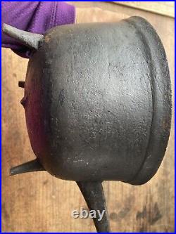 Antique 19th C Cast Iron Pre Civil War Posnet Tri Feet Pot Gate Mark 7.5
