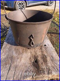 Antique No. 7 Cast Iron Cowboy Kettle 3 Legs Gate Mark