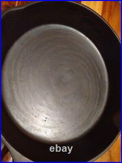 Cast Iron Skillet #8 (raised), MM SN (raised), Outer Edge Heat Ring