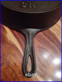 Cast Iron Skillet #8 (raised), MM SN (raised), Outer Edge Heat Ring