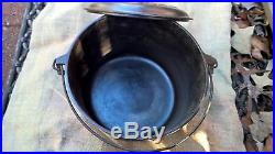 GRISWOLD #7 FLAT BOTTOM KETTLE and Lid -Fully Lettered -Black Cast Iron