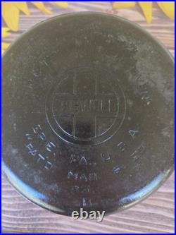 Griswold #8 Cast Iron Dutch Oven with Lid slant logo