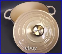 Le Creuset 4.5-Qt. Signature Enameled Cast Iron Round Dutch Oven
