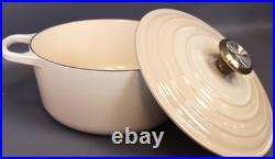 Le Creuset 4.5-Qt. Signature Enameled Cast Iron Round Dutch Oven