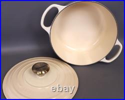 Le Creuset 4.5-Qt. Signature Enameled Cast Iron Round Dutch Oven