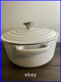 Le Creuset Classic Round Dutch Oven Casserole 5.5 Qt Matte White