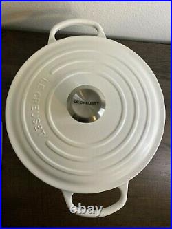 Le Creuset Classic Round Dutch Oven Casserole 5.5 Qt Matte White