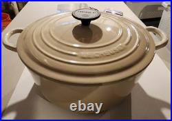 Le Creuset Dutch Oven 5.5 qt Round #26 Beige/Tan Cast Iron Enamel Black Knob