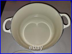 Le Creuset Dutch Oven 5.5 qt Round #26 Beige/Tan Cast Iron Enamel Black Knob