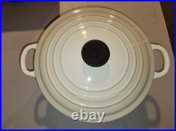 Le Creuset Dutch Oven 5.5 qt Round #26 Beige/Tan Cast Iron Enamel Black Knob