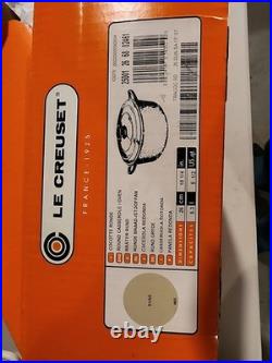 Le Creuset Dutch Oven 5.5 qt Round #26 Beige/Tan Cast Iron Enamel Black Knob