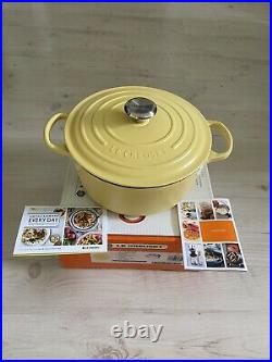 Le Creuset SIGNATURE Matte Mimosa Yellow Dutch Oven 5.5 Qt 5 1/2 RARE Cast Iron