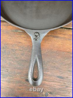 Lodge Cast Iron #9 No Notch Skillet with Raised Number On Handle