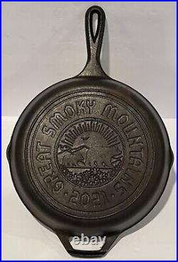 Lodge Cast Iron Skillet Great Smoky Mountains 2021 Edition Spouts And Handle 10