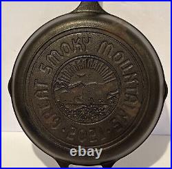 Lodge Cast Iron Skillet Great Smoky Mountains 2021 Edition Spouts And Handle 10