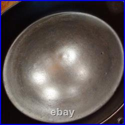 Lodge Unmarked Cast Iron Skillet #8 (Raised), Mold Mark R (Raised), Outer HR