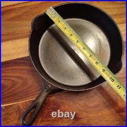 Lodge Unmarked Cast Iron Skillet #8 (Raised), Mold Mark R (Raised), Outer HR