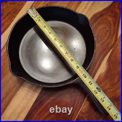 Lodge Unmarked Cast Iron Skillet #8 (Raised), Mold Mark R (Raised), Outer HR