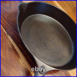 Lodge Unmarked Cast Iron Skillet #8 (Raised), Mold Mark R (Raised), Outer HR