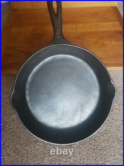 Martin Stove & Range Co #8 Hamburger Logo Cast Iron Skillet withHeat Ring