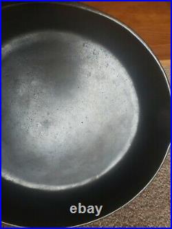 Martin Stove & Range Co #8 Hamburger Logo Cast Iron Skillet withHeat Ring