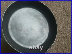 Martin Stove & Range Co #8 Hamburger Logo Cast Iron Skillet withHeat Ring