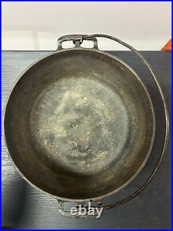 PURITAN #8 CAST IRON DUTCH OVEN TRIVE With LID