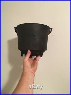 Small #7 or #6 Cast Iron Bean Pot Kettle 8 3/4 Diameter, Rare