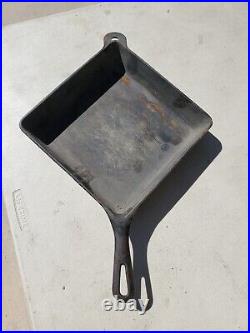 VINTAGE GRISWOLD CAST IRON #768 SQUARE UTILITY SKILLET ERIE, PA Small Logo