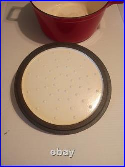 Ventage FOOD Net. Red Enameled Cast Iron 5.5 quart Dutch Oven Clean Red White