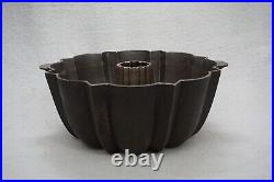 ++ Vintage/antique Cast Iron 10' Bundt Cake Pan With Small Tab Handles ++