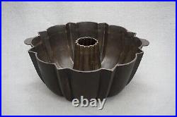 ++ Vintage/antique Cast Iron 10' Bundt Cake Pan With Small Tab Handles ++