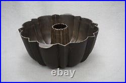 ++ Vintage/antique Cast Iron 10' Bundt Cake Pan With Small Tab Handles ++