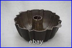 ++ Vintage/antique Cast Iron 10' Bundt Cake Pan With Small Tab Handles ++