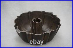 ++ Vintage/antique Cast Iron 10' Bundt Cake Pan With Small Tab Handles ++