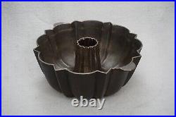 ++ Vintage/antique Cast Iron 10' Bundt Cake Pan With Small Tab Handles ++