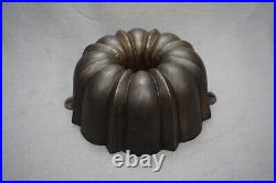 ++ Vintage/antique Cast Iron 10' Bundt Cake Pan With Small Tab Handles ++