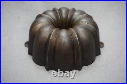 ++ Vintage/antique Cast Iron 10' Bundt Cake Pan With Small Tab Handles ++